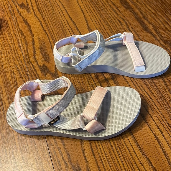 Teva Shoes - Teva women’s original universal sandal, size 7 in pink and gray.
